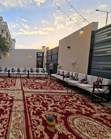 أرضية بالسجاد: سجاد أحمر بنقوش جاهز للجلسة.