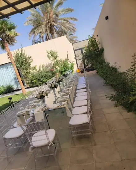 كراسي للضيوف: كراسي مرتبة لاستقبال الضيوف.