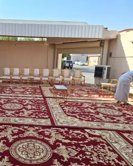 كراسي للمناسبات: كراسي مرتبة جاهزة للضيوف.