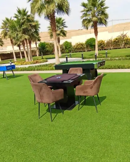 طاولات مستديرة: طاولات وكراسي مجهزة للضيافة.