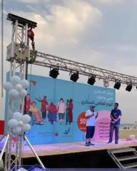 مسرح وإضاءة: مسرح وإضاءة جاهزان للحفل.