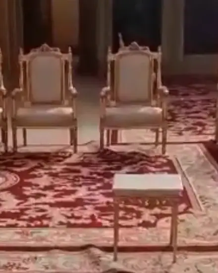 كراسي للضيوف: كراسي مرتبة لاستقبال الضيوف.