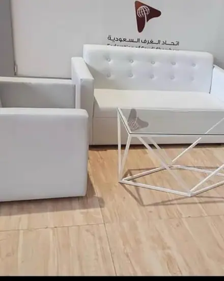 كنب لاستقبال الضيوف: كنب مرتب للجلوس المريح.
