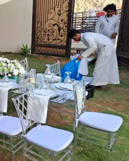 مائدة مناسبة: مائدة طويلة مرتبة للضيوف.