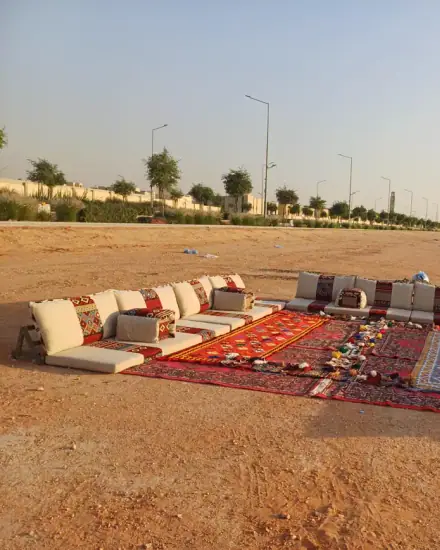 مجلس أرضي: جلسة أرضية مرتبة على السجاد لاستقبال الضيوف.