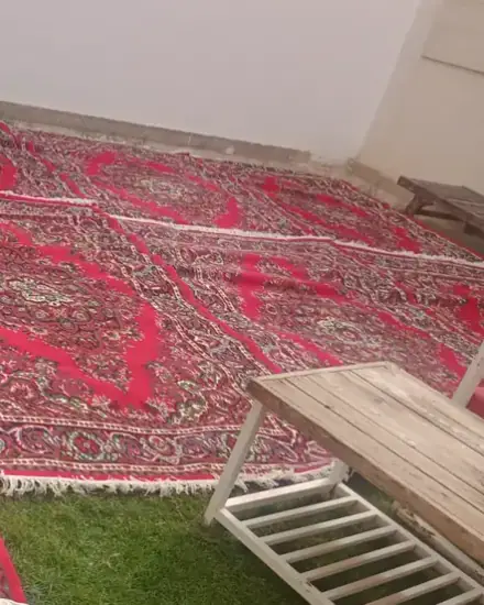 سجاد المناسبات: سجاد بنقوش لتغطية أرضية الجلسة.