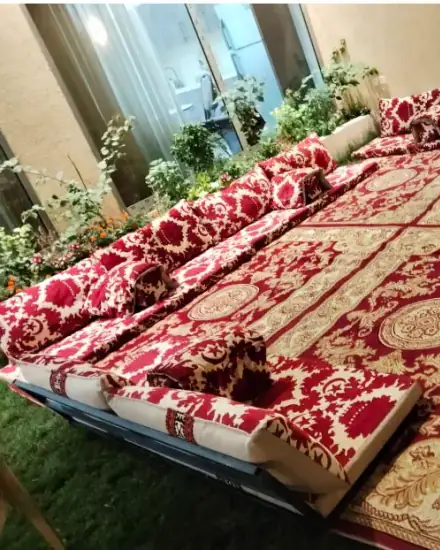 مجلس أرضي: جلسة أرضية مرتبة على السجاد لاستقبال الضيوف.