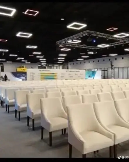 جلسات داخل قاعة: جلسات مرتبة في قاعة واسعة.