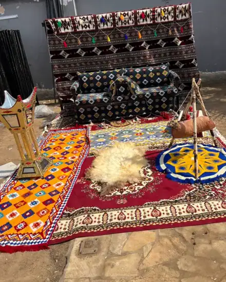 جلسة أرضية تراثية: سجاد وفرش بنقوش تراثية لمجلس عربي.