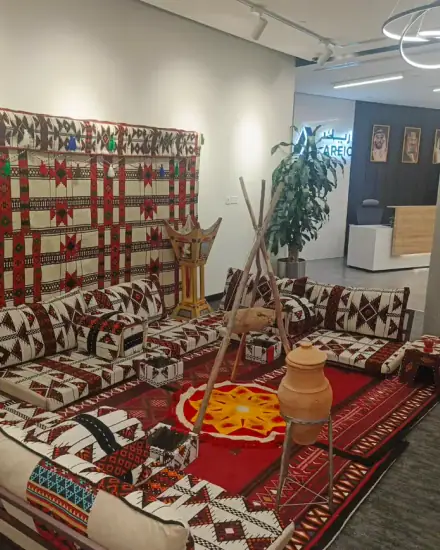 جلسة أرضية بالسجاد: فرش ومساند وسجاد لجلسة أرضية كاملة.