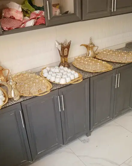 طاولة منسقة: طاولة بتفاصيل التنسيق.