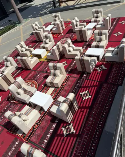 مجلس أرضي: جلسة أرضية مرتبة على السجاد لاستقبال الضيوف.