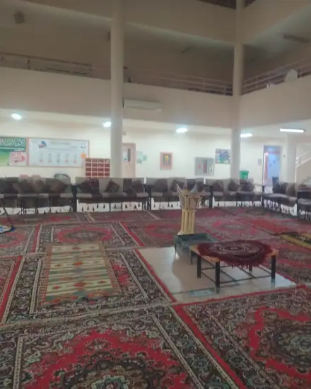جلسة أرضية تراثية: سجاد وفرش بنقوش تراثية لمجلس عربي.