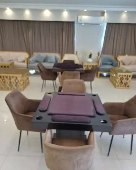 جلسة ألعاب: طاولة ألعاب مرتبة للضيوف.