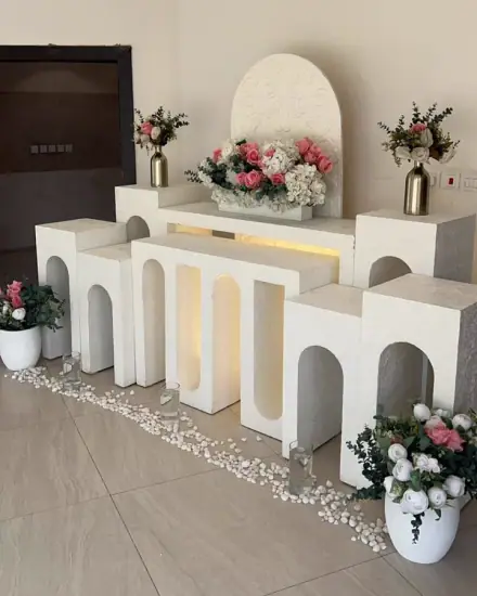 تزيين المناسبة: ورد وتنسيق مدخل أو منصة.