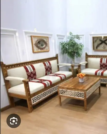 مجلس كنب: كنب وطاولات صغيرة في جلسة جاهزة.