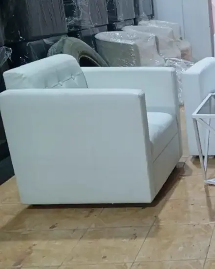 جلسة كنب: كنب مريح بوسائد وطاولات جانبية.