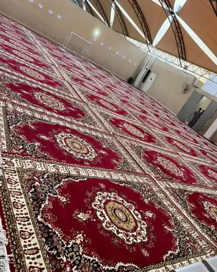 أرضية بالسجاد: سجاد أحمر بنقوش جاهز للجلسة.