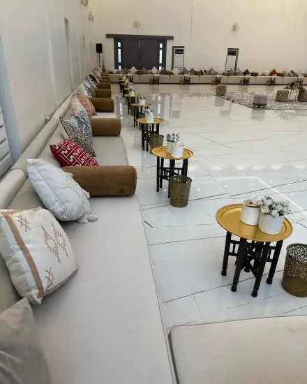 كنب لاستقبال الضيوف: كنب مرتب للجلوس المريح.