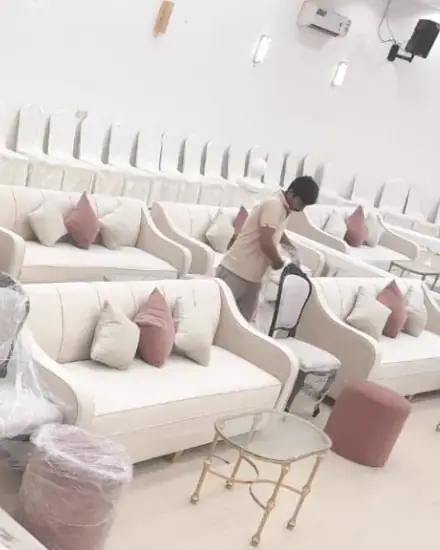 مجلس كنب: كنب وطاولات صغيرة في جلسة جاهزة.