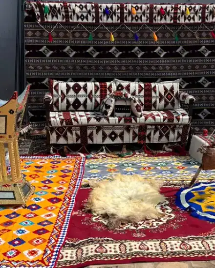 مجلس أرضي: جلسة أرضية مرتبة على السجاد لاستقبال الضيوف.