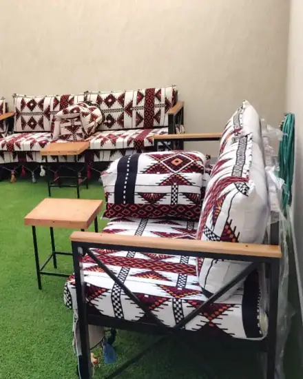 جلسة أرضية تراثية: سجاد وفرش بنقوش تراثية لمجلس عربي.