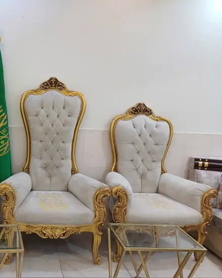 صف كراسي: كراسي مصفوفة للجلوس.