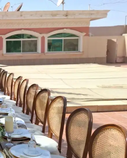 مائدة مناسبة: مائدة طويلة مرتبة للضيوف.