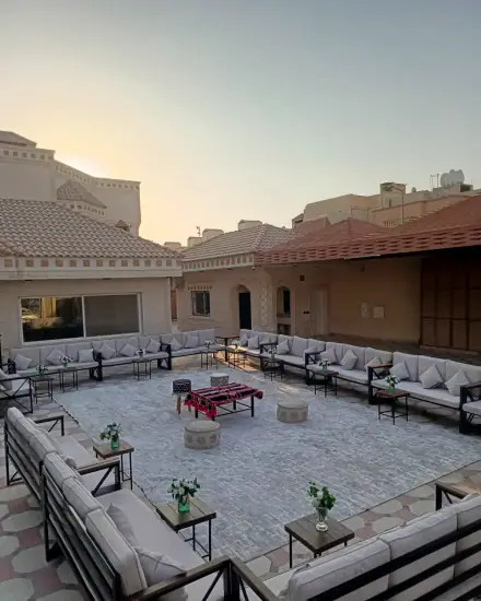 مجلس خارجي: جلسة خارجية مرتبة على العشب.