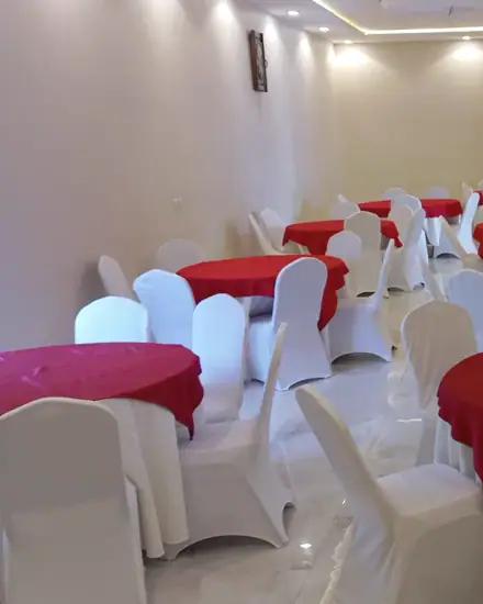 طاولة وكراسي: طاولة مستديرة وكراسي بأغطية.