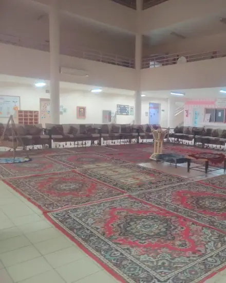 جلسة أرضية تراثية: سجاد وفرش بنقوش تراثية لمجلس عربي.