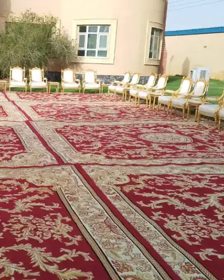 سجاد المناسبات: سجاد بنقوش لتغطية أرضية الجلسة.