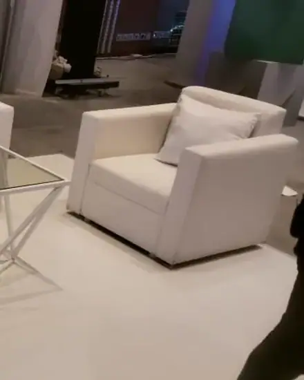 مجلس كنب: كنب وطاولات صغيرة في جلسة جاهزة.