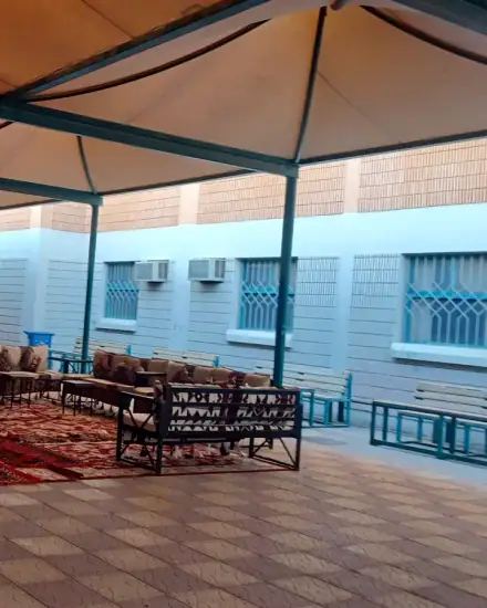 مظلة وجلسة: مظلة وظل لجلسة خارجية.