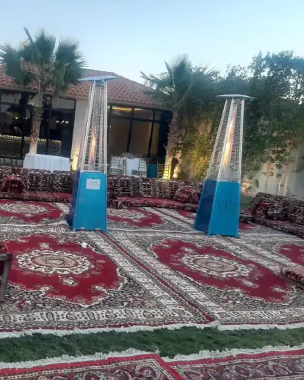 جلسة بدفايات: دفايات خارجية موزعة على الجلسة.