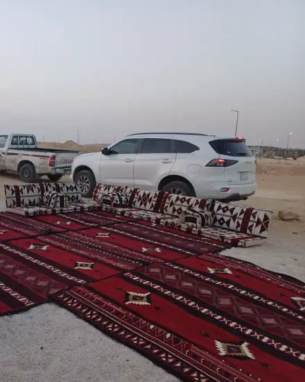 جلسة أرضية بالسجاد: فرش ومساند وسجاد لجلسة أرضية كاملة.