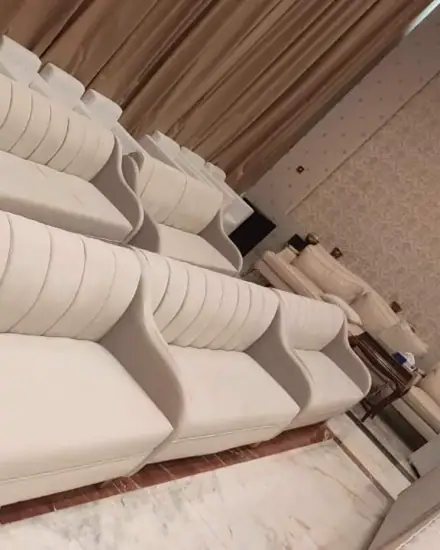 جلسة كنب: كنب مريح بوسائد وطاولات جانبية.