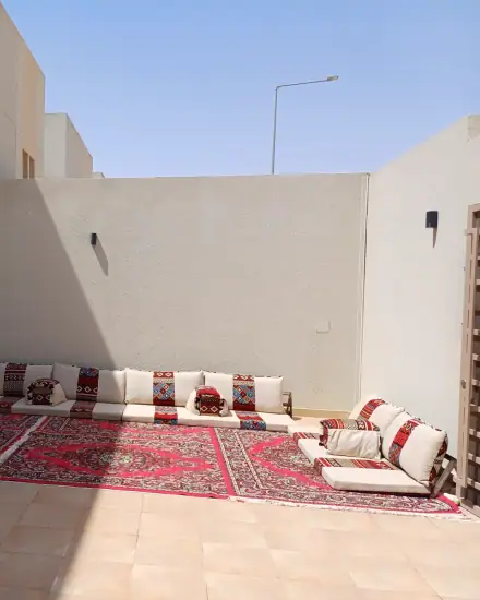 جلسة أرضية تراثية: سجاد وفرش بنقوش تراثية لمجلس عربي.