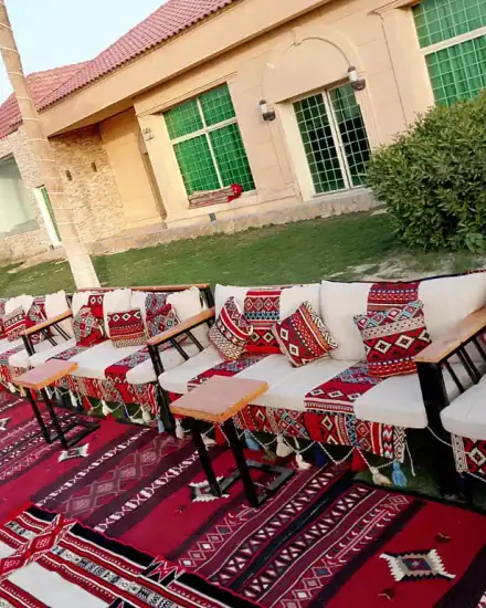 جلسة أرضية بالسجاد: فرش ومساند وسجاد لجلسة أرضية كاملة.