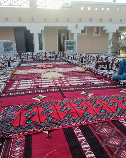 مجلس أرضي: جلسة أرضية مرتبة على السجاد لاستقبال الضيوف.