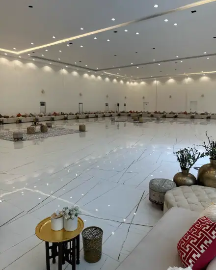 قاعة المناسبة: ترتيب جلسات وطاولات داخل قاعة.
