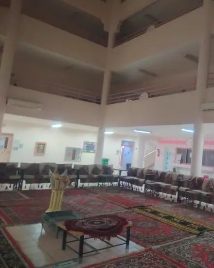 جلسة أرضية تراثية: سجاد وفرش بنقوش تراثية لمجلس عربي.