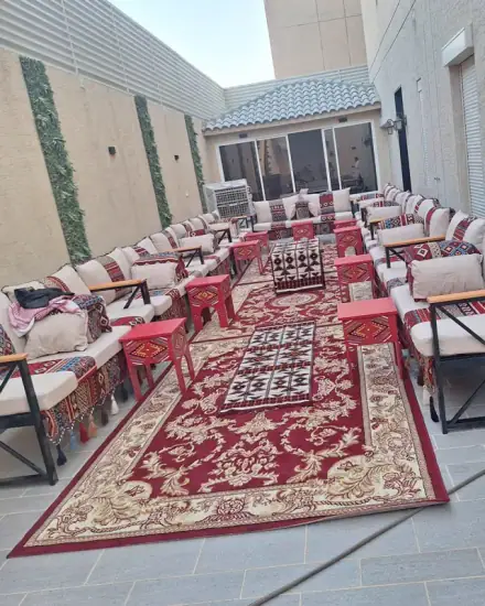 جلسة أرضية بالسجاد: فرش ومساند وسجاد لجلسة أرضية كاملة.