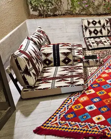 مجلس أرضي: جلسة أرضية مرتبة على السجاد لاستقبال الضيوف.