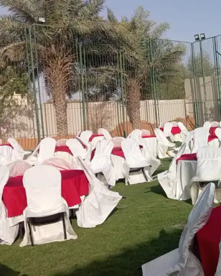 طاولات مستديرة: طاولات وكراسي مجهزة للضيافة.