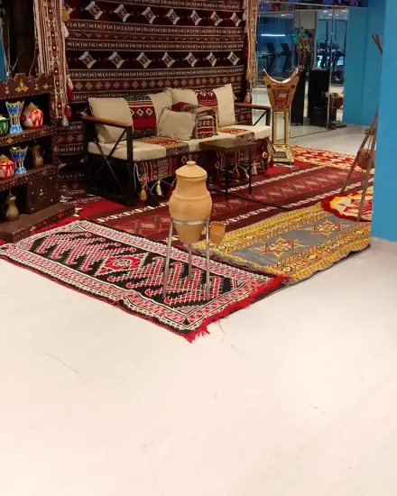 جلسة أرضية بالسجاد: فرش ومساند وسجاد لجلسة أرضية كاملة.