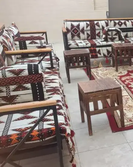 جلسة أرضية تراثية: سجاد وفرش بنقوش تراثية لمجلس عربي.
