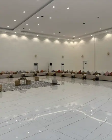 تجهيز قاعة: قاعة مجهزة بالجلسات والطاولات.