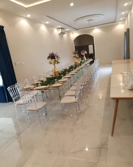 مائدة مناسبة: مائدة طويلة مرتبة للضيوف.