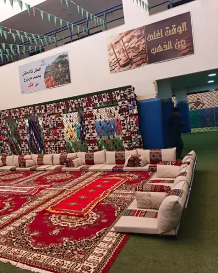 مجلس أرضي: جلسة أرضية مرتبة على السجاد لاستقبال الضيوف.